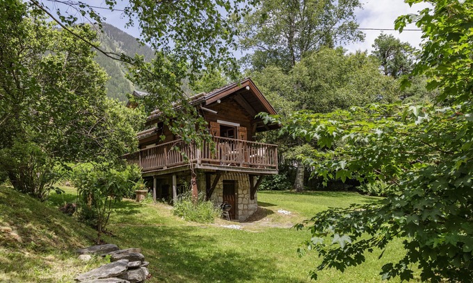 Chamonix City Centre Cabin | Stephen's Mazot, central Chamonix