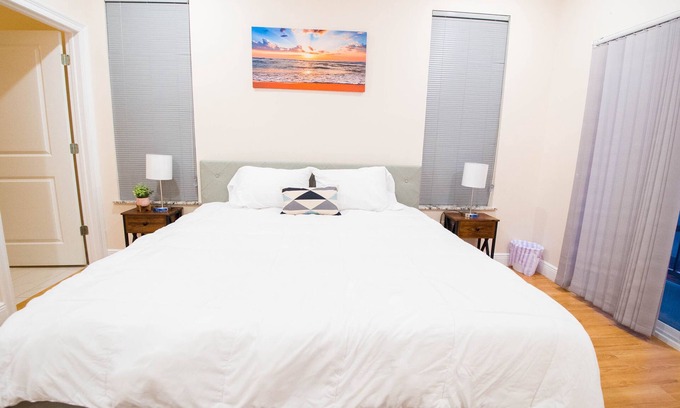 Biloxi Apartment | 🔥STEPS 2 SHORE❤️ | SLEEPS 4 W/W+D +NEAR CASINOS