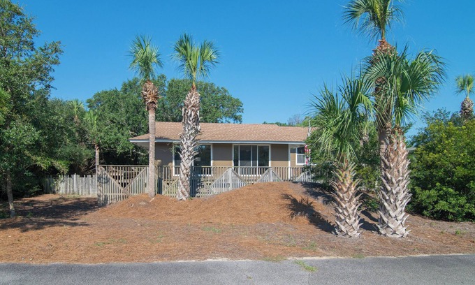 Debordieu Colony House | Steps away from the beach