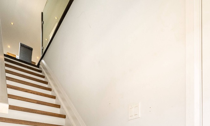 The Beaches House | Steps from Beach. GorgeousModern 2bdr loft & patio