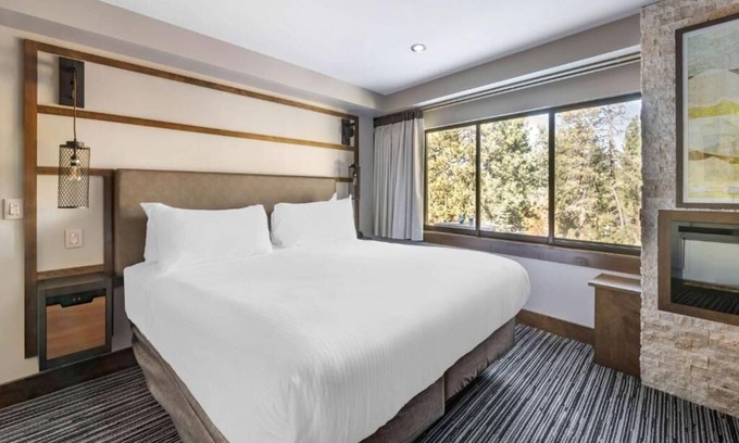 South Lake Tahoe Hotel | Steps from Heavenly: Spacious Hotel w/Pool, Tennis & Mountain Charm