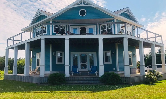 Darnley House | Steps from Thunder Cove Beach!