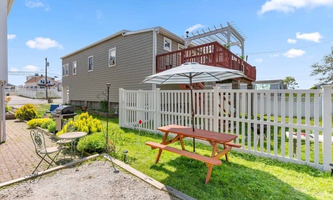 Salisbury Beach Apartment | Steps to Beach | Cozy 1BR | Parking