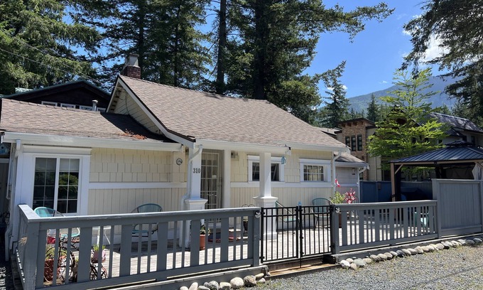 Cultus Lake Cottage | Steps to Beach, Waterpark, Entertainment - Fun for all! Permit# 25-310-002