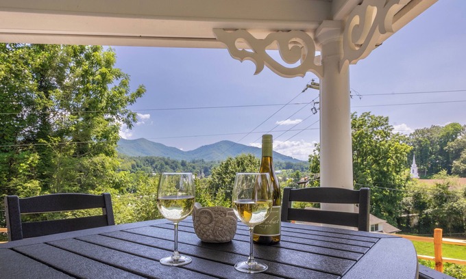 Bryson City House | "STEPS TO BRYSON" - MTN VIEW, HOT TUB, FIREPIT, NEW REMODEL - WALK TO DOWNTOWN!