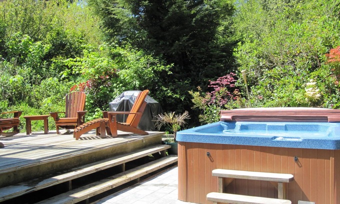 Tofino Cottage | Steps to Chesterman Beach - Cedar Shack - West Cost Cottage & Private Hot Tub
