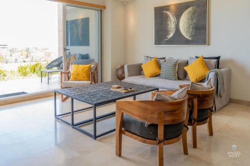 La Paz House | Steps to Tennis and the Beach Shared Pool and Gym