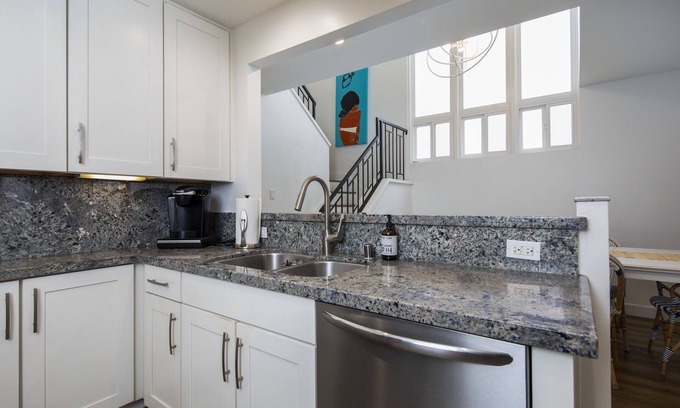 Del Mar Condo | Steps to the Beach, Park, Shops & Restaurants At 18th Street