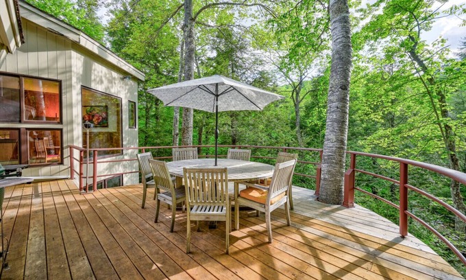 Jackson House | Steps to the Ellis River: Luxe Home, Hot Tub, Game Room 🎿❄️🏂🌲🗻