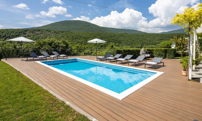 Sinj Condo | Stielvolle Wohnung mit Pool, Jacuzzi und Großem Parkplatz