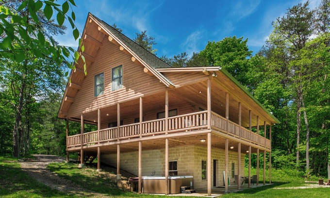 Logan Cabin | Stillwater 5 bedroom lodge up to 19 guests, 65 acres 1/2 mile from Old Man's Cave