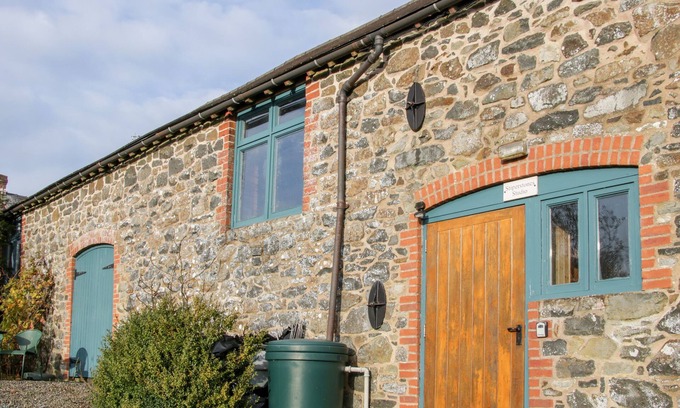 Shelve Cottage | STIPERSTONES VIEW, romantic, with a garden in Bishop's Castle
