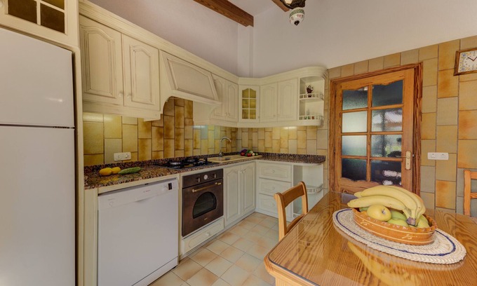 Alcudia Villa | Stone clad villa a few metres from the town centre