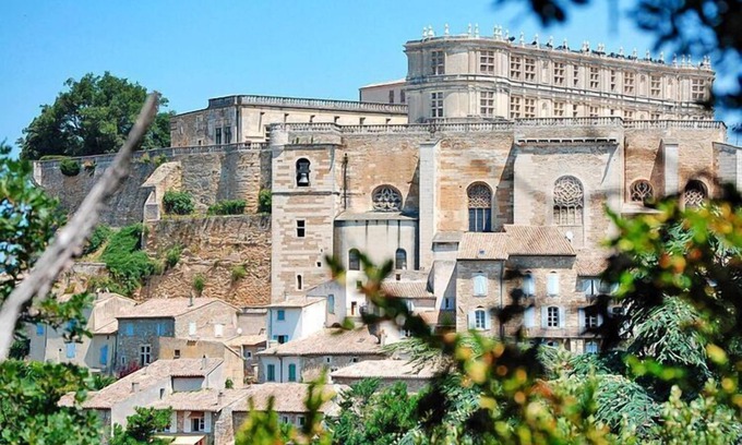 Grignan House | Stone house with terrace and garden, Grignan