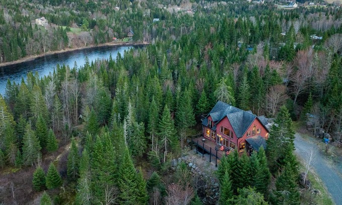 Stoneham-et-Tewkesbury Cottage | Stoneham's St-Évasion/25 min from Quebec - SPA for 9 - Billiards - Waterfront