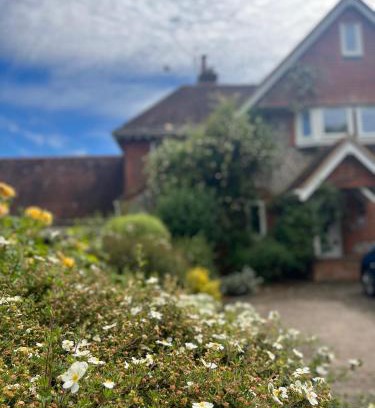 Winterbourne Earls Hostel | Stonehenge Hostel