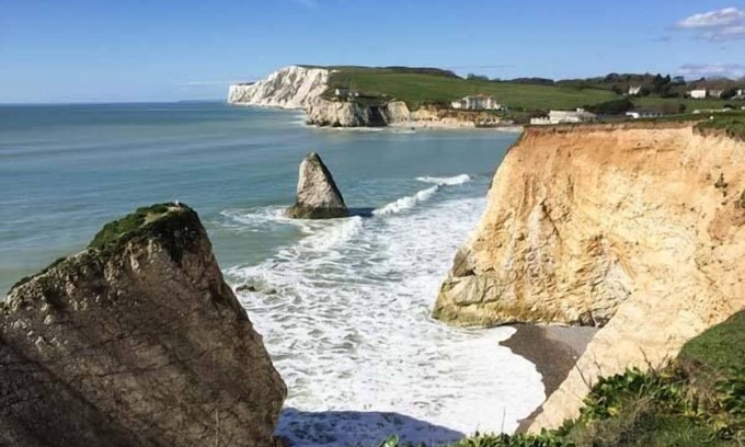 Totland Bay Cottage | STONEWIND FARM, pet friendly, with a garden in Totland