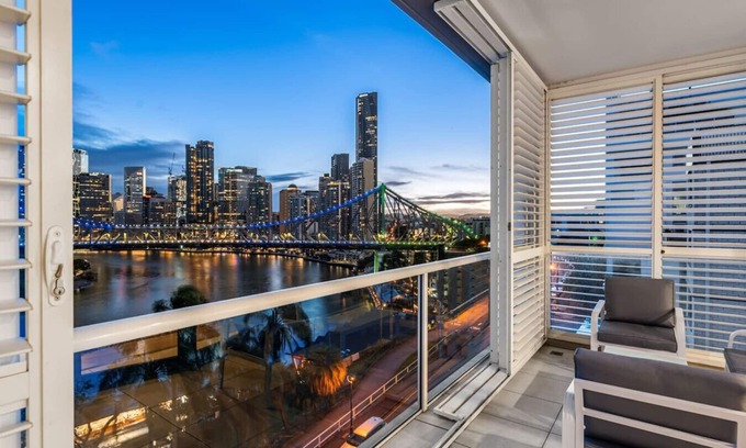 New Farm Apartment | Story Bridge & Riverview | 2 Carparks | Modern Apt