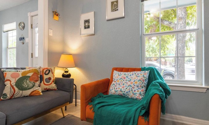 Holly House | Straight-5★ Austin Stay ✔️ Sparkling Clean ❤️ Walk to Top Breweries & BBQ