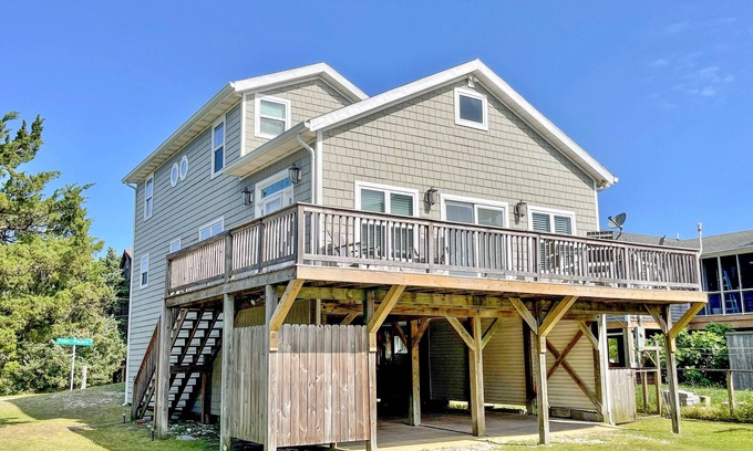 Ocracoke House | Stranded On Purpose "Bluebird Day Too": Spacious dog friendly with a pool table