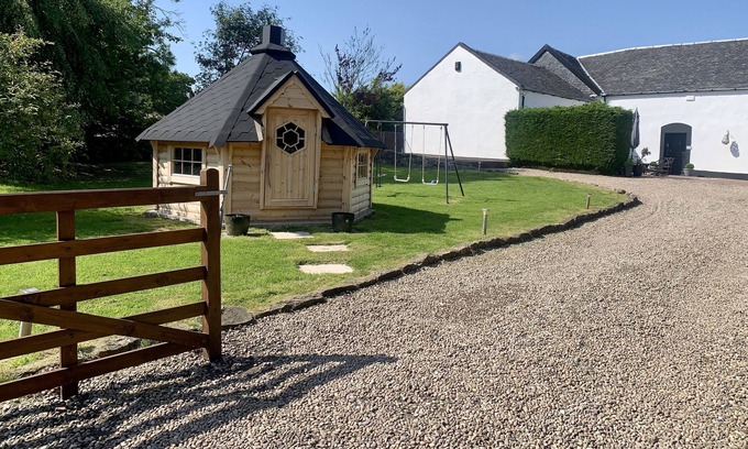 Strathaven Cottage | Strathaven, a spacious Cottage & outdoor BBQ hut, pets welcome,