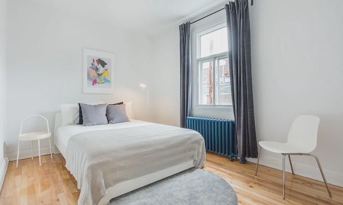 De Lorimier Apartment | Strawberry Stays! Secret to sweet dreams!
