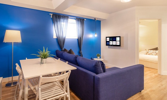 De Lorimier Apartment | Strawberry Stays! Secret to sweet dreams!