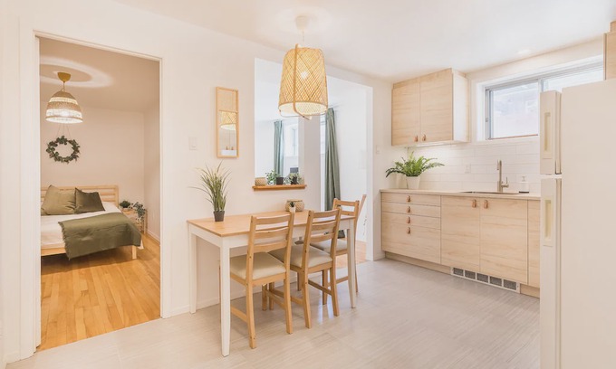 De Lorimier Apartment | Strawberry Stays! Secret to sweet dreams!