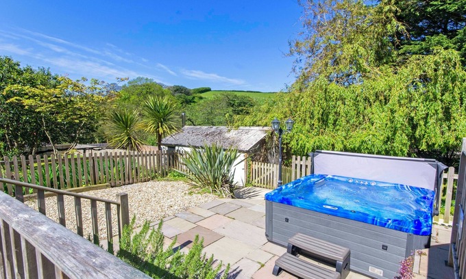 Georgeham Cottage | Streamways Slps 12-16 Hot Tub* with Views & Cabin