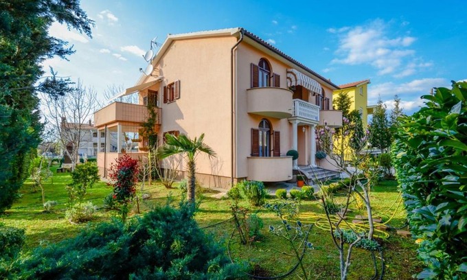 Strmac Apartment | Strmac Apartment Sleeps 4 Air Con WiFi