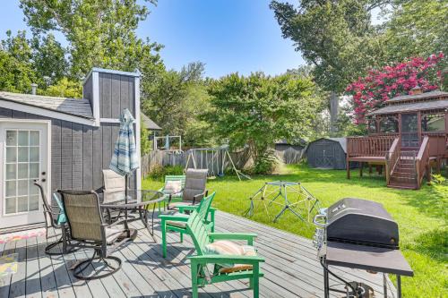 Colonial Beach House | Stroll, Shop and Dine Cozy Colonial Beach Bungalow