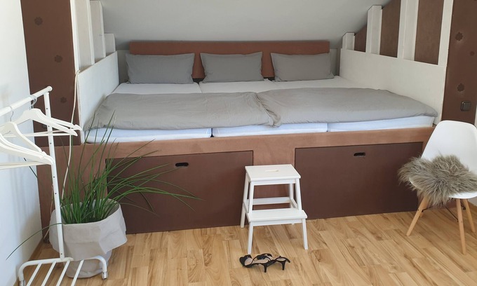 Neuffen Apartment | Studio 11 mit Riesengroßem Bett 2,70m