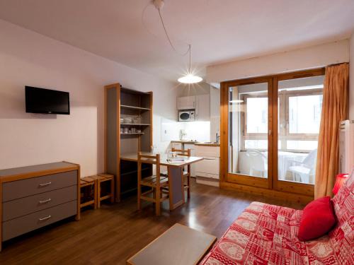 Brides-les-Bains Apartment | Studio 2* au Centre de Brides-les-Bains, Balcon, Wifi, Parking Couverts, Proche Télécabine et Spa - FR-1-512-80