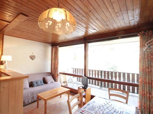 Les Carroz-d'Araches Apartment | Studio 4 pers, centre village, 450m télécabine, balcon, casier à skis, animaux acceptés - FR-1-572-211