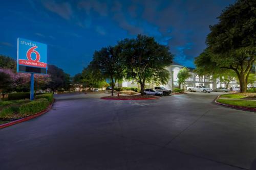 Wetmore Hotel | Studio 6-San Antonio, TX - Six Flags