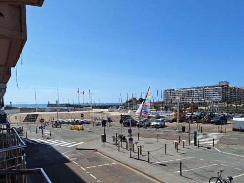 Les Sables d'Olonne Apartment | Studio Alcôve - Face au Chenal, 50m Plage/Port, 700m Centre-Ville, Capacité 3 pers., Confort Moderne - FR-1-331-202