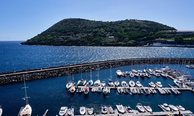 Angra do Heroismo Apartment | Studio apartment with private patio and marina view