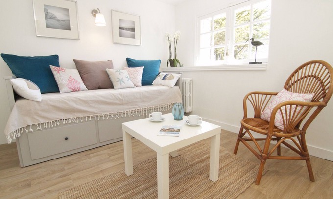 Clohars-Carnoet Apartment | Studio Apartment 'Villa Prat Bras - Vue Mer' with Sea View, Shared Garden and Wi-Fi