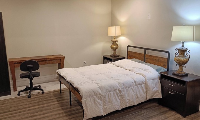 King Apartment | Studio apartment 3mins from Carrying Place Golf Club & The Manor. Off HW 400