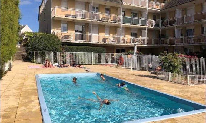Quiberon Apartment | Studio Apartment 'Au Coeur De Quiberon' with Shared Pool, Balcony and Wi-Fi
