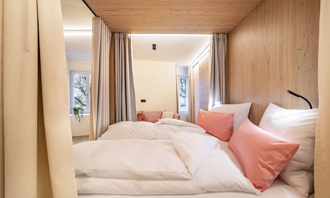 Old Town Apartment | Studio Apartment 'Avia Living Anna' with Mountain View, Balcony and Wi-Fi