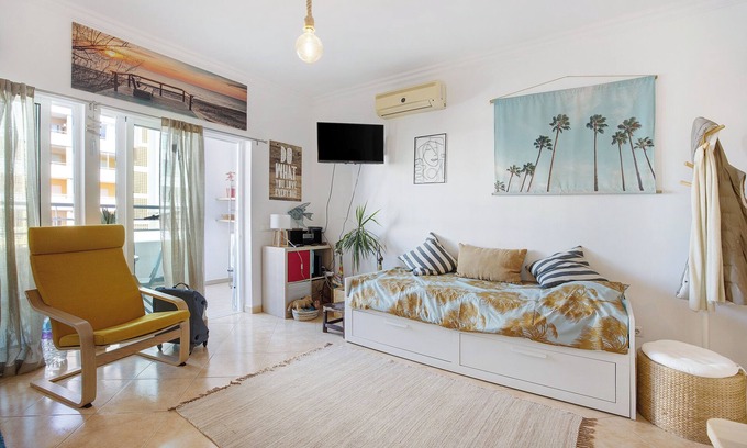 Portimao Apartment | Studio Apartment "Belo Horizonte Studio - Pet Friendly" with Mountain View, Pool and Wi-Fi