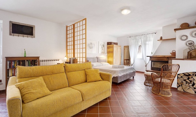 Rossi Apartment | Studio Apartment 'Casetta Mulino' with Private Terrace and Wi-Fi