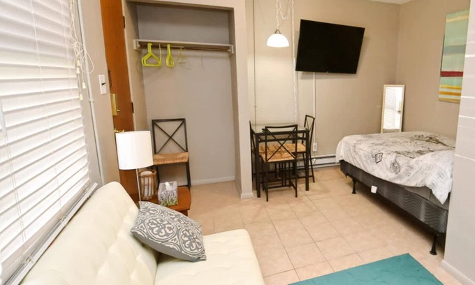 South Bend Apartment | Studio apartment close to Notre Dame! 1309.1