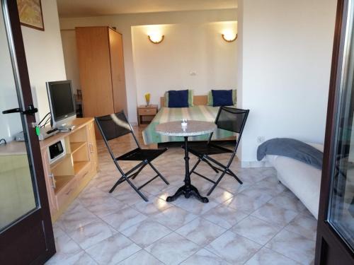 Funtana Apartment | Studio apartment in Funtana with balcony, air conditioning, WiFi, washing machine 4982-8