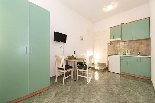 Tucepi Apartment | Studio apartment in Tucepi with air conditioning, WiFi, washing machine 202-2