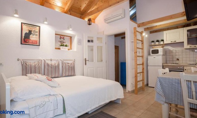 Split Apartment | Studio Apartment Karlo