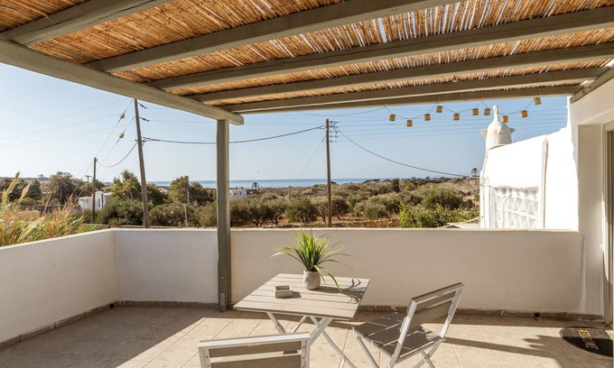 Tinos Town Apartment | Studio Apartment 'Kleris Apartment 8 Tinos' with Sea View, Wi-Fi and Air Conditioning
