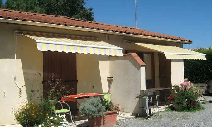 Lherm Apartment | Studio Apartment 'Le Laurier' with Private Terrace, Shared Garden and Wi-Fi