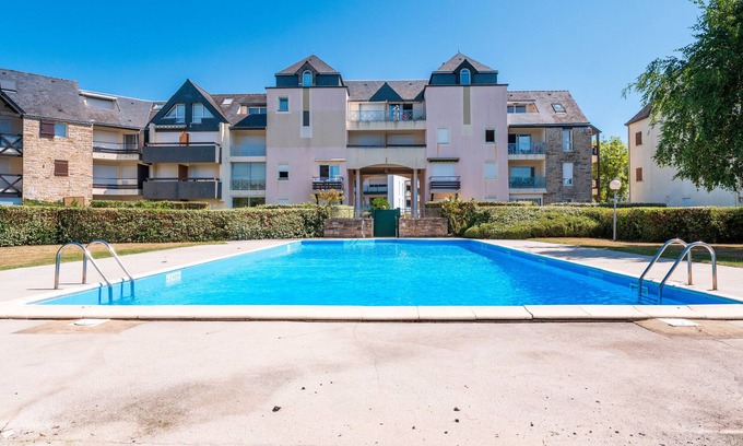 Arzon Apartment | Studio Apartment 'Le Sea Bird Crouesty' with Shared Pool and Private Terrace